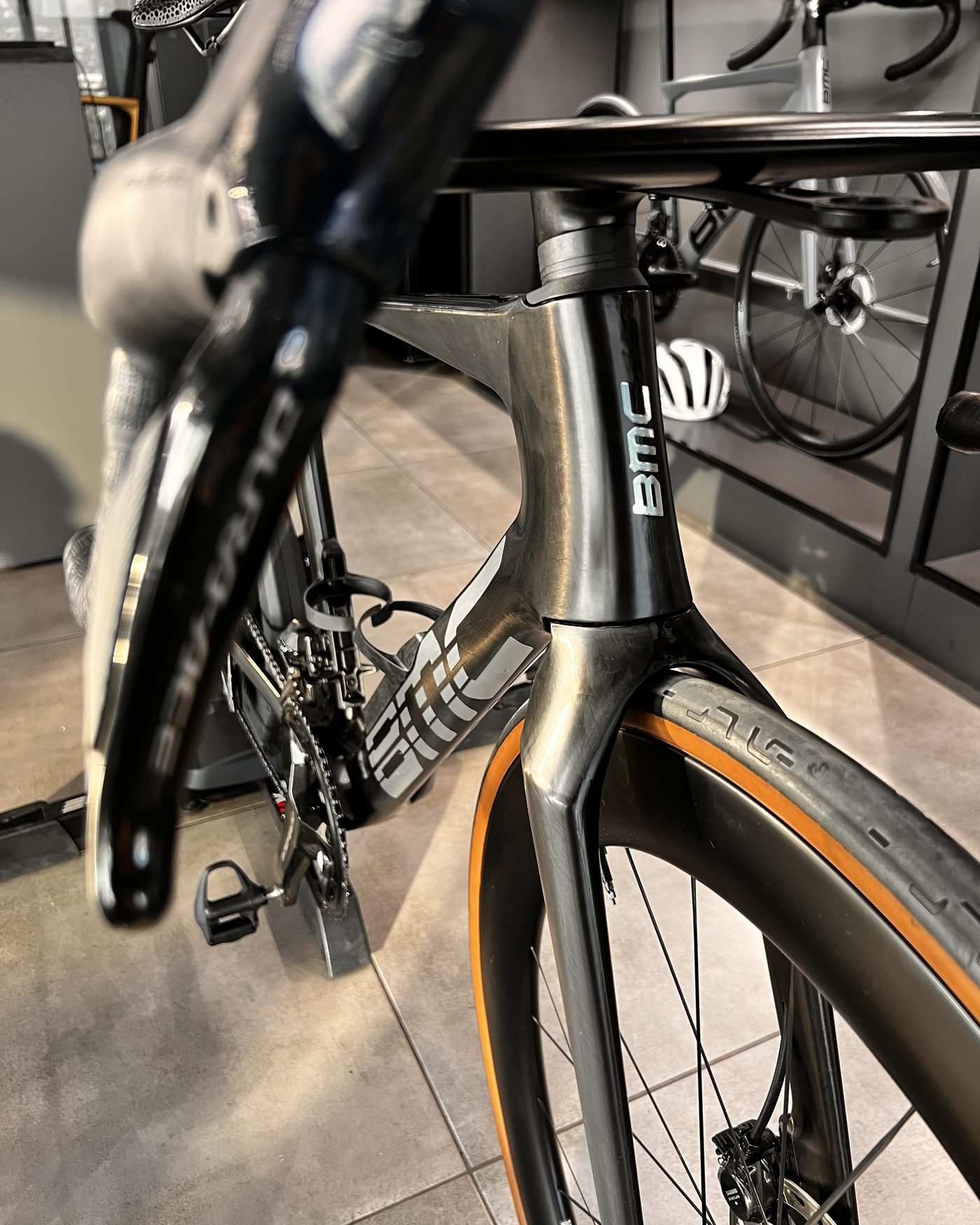 Detalle de bicicleta BMC en el showroom